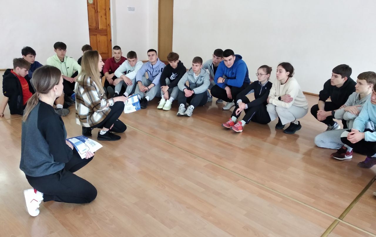   Ірина Ангелюк знайомить школярів із особливостями вступної кампанії.jpg